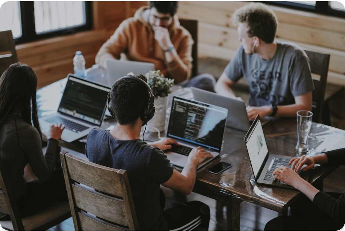 Étudiants et professionnels travaillant en équipe