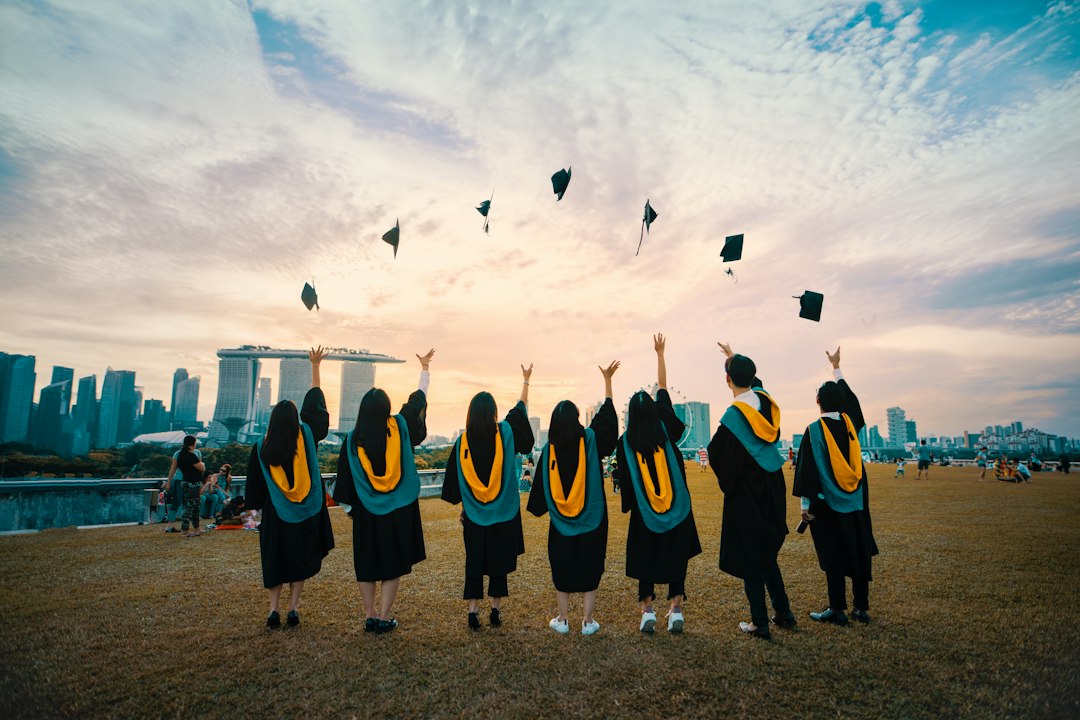 Étudiants diplômés célébrant la fin de leurs études