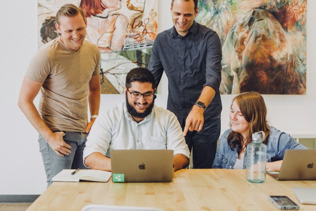 Jeunes professionnels travaillant ensemble autour d’un ordinateur